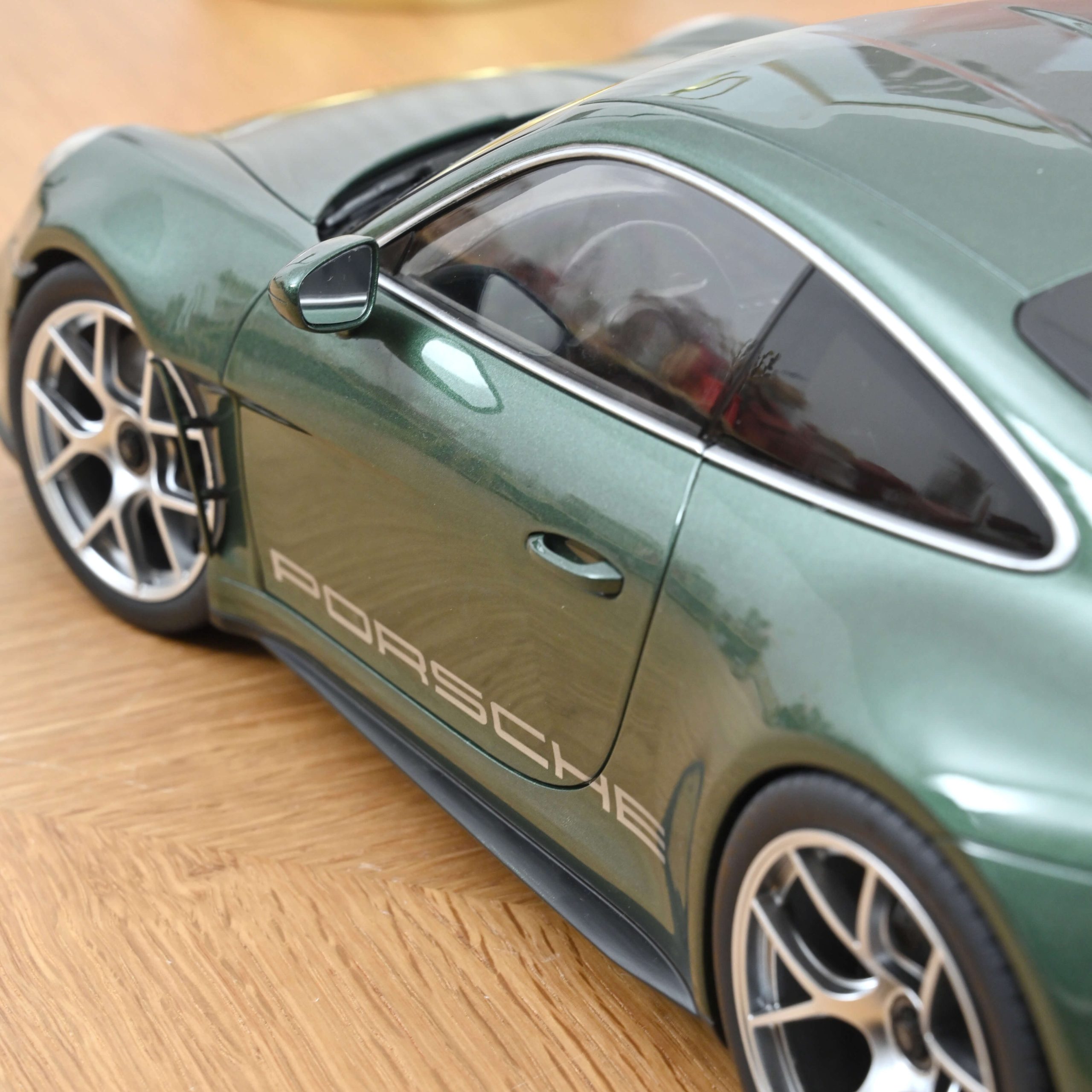 Porsche 911 S/T 2023 Malachite Green metallic – Bild 4