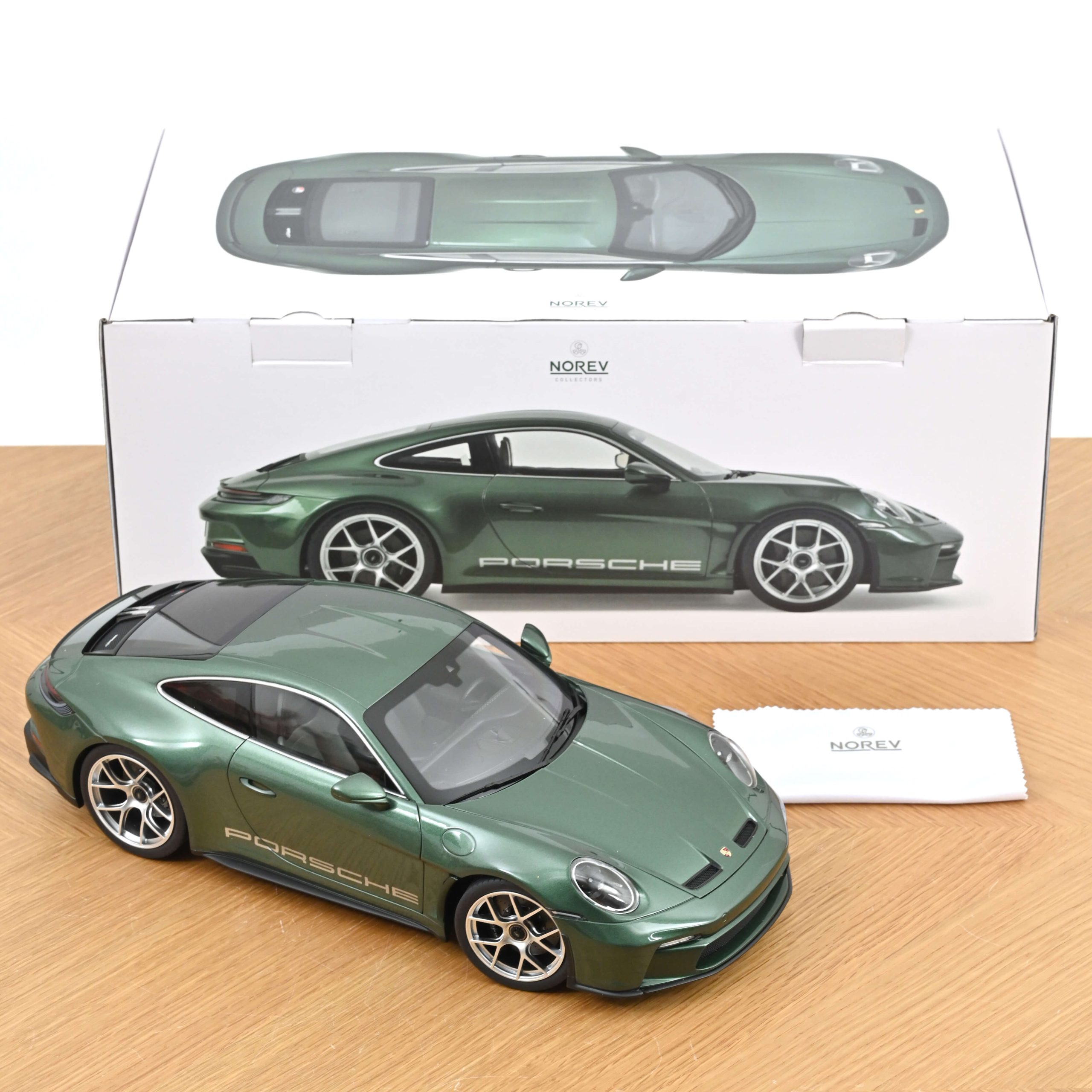 Porsche 911 S/T 2023 Malachite Green metallic – Bild 5