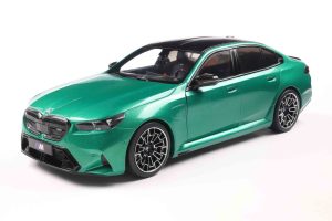 BMW M5 G90 M ISLE OF MAN GREEN METALLIC 2025